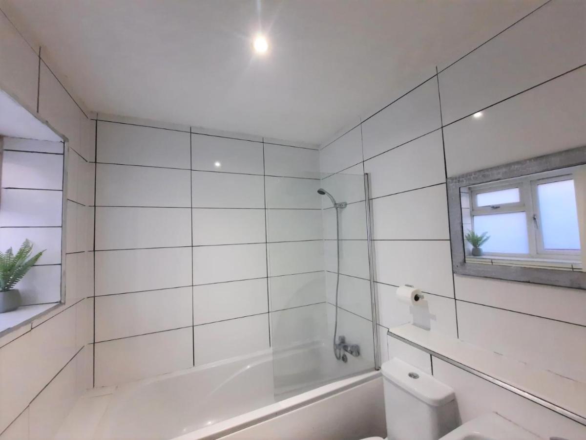 3 Bedroom Semi Detached House With Parking, Wifi Colchester Exterior photo